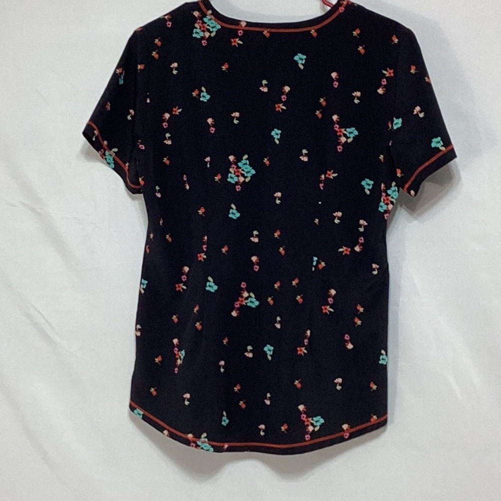Lot of 3 scrub tops Elle and White Cross . Size small. - Picture 8 of 13